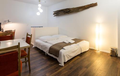 Quiet Courtyard Apartment (kb6)