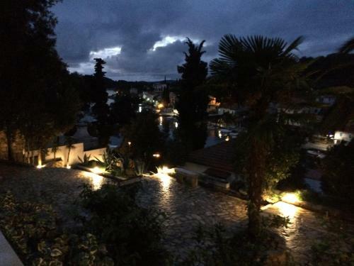 Apartment In Maslinica 70m From The Sea