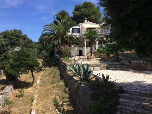 Apartment In Maslinica 70m From The Sea