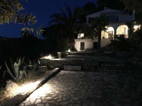 Apartment In Maslinica 70m From The Sea