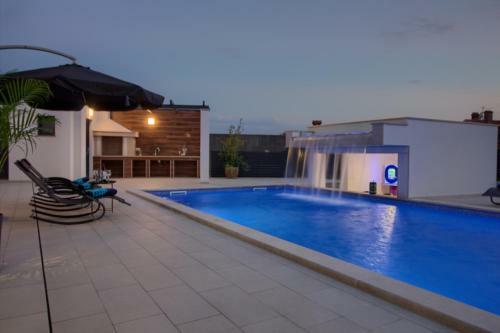 New Luxury Villa With Heated Pool
