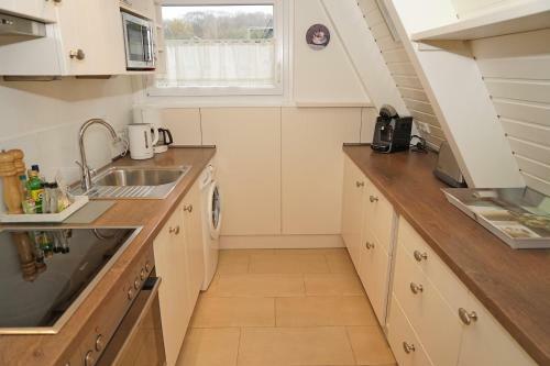 Zeltdachhaus Mit Parkplatz Vor Der