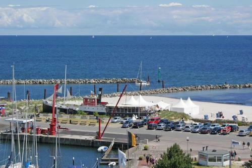 Zeltdachhaus Mit Parkplatz Vor Der