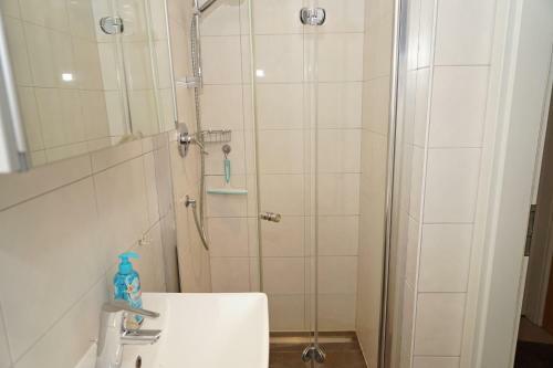 Zeltdachhaus Mit Parkplatz Vor Der