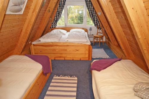 Zeltdachhaus Mit Parkplatz Vor Der