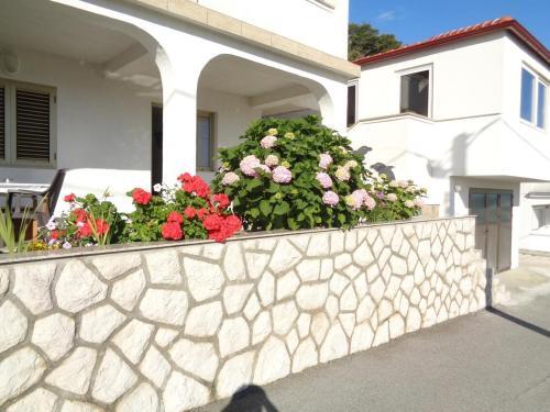 Apartments With A Parking Space Lopar, Rab - 17103