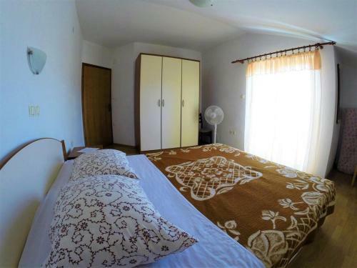 Hostal Apartments And Rooms With Parking Space Lopar, Rab - 19238