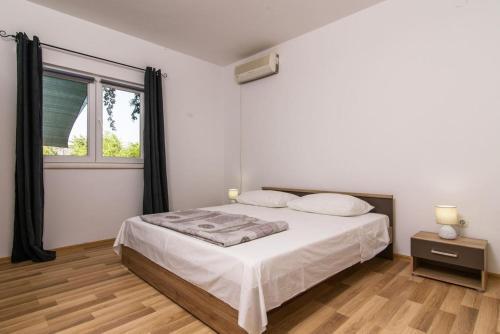 Apartments With A Parking Space Vrsine, Trogir - 16733
