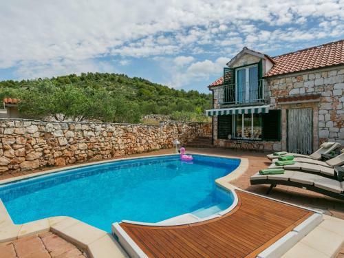 Chic Holiday Home In Marina With Private Swimming Pool