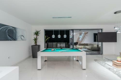 Villa Holiday Home The Boat With Rooftop Pool