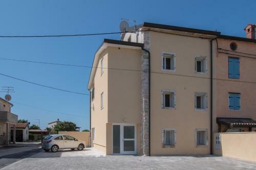 Lana House With Apartments
