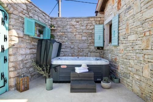 Poiai Stonehouse With Jacuzzi