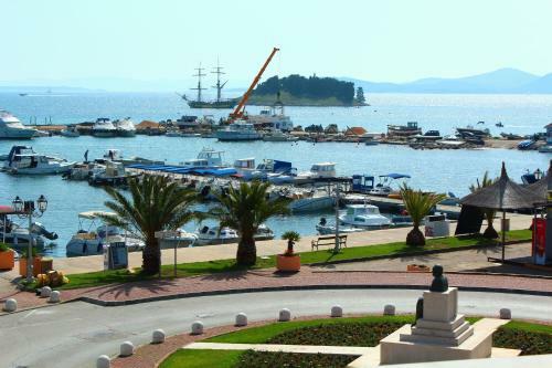 Buco Seafront Apartments & Fastfood