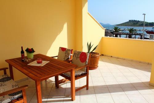 Buco Seafront Apartments & Fastfood