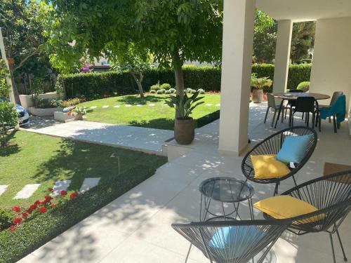 New! Luxury Garden Apartment