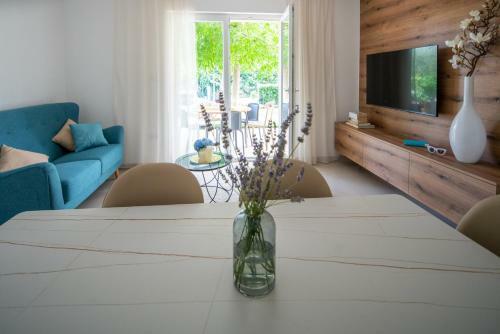 New! Luxury Garden Apartment