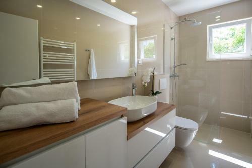 New! Luxury Garden Apartment