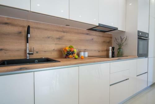 New! Luxury Garden Apartment
