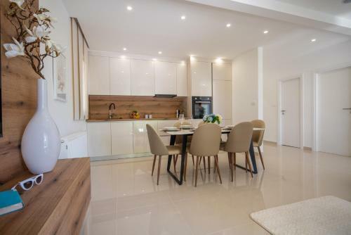 New! Luxury Garden Apartment