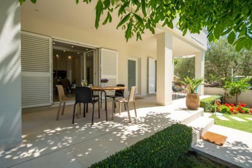 New! Luxury Garden Apartment
