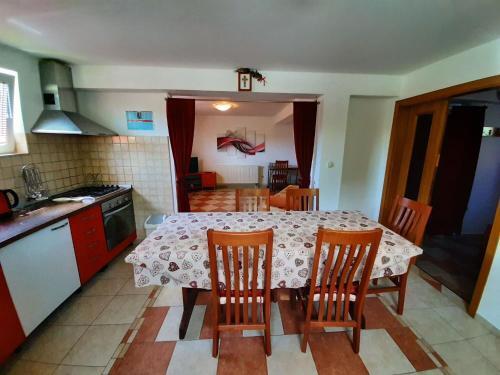 Spacious Apartment With Terrace Near The Beach