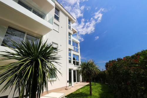 Designed Apartment With Swimming Pool Near The Beach