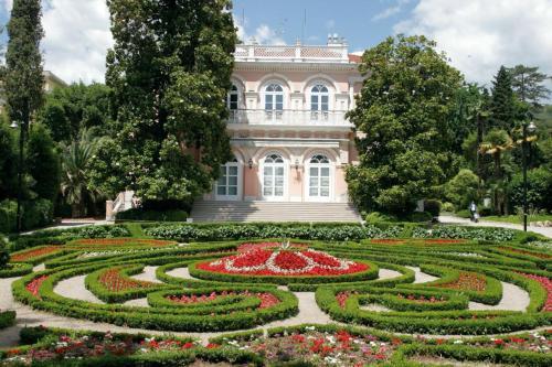 Exclusive Apartment In Villa Calista