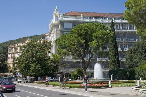 Exclusive Apartment In Villa Calista