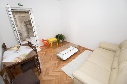 Apartments By The Sea Omis - 8334