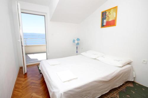 Apartments By The Sea Omis - 8334