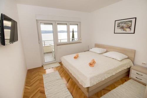 Apartments By The Sea Omis - 8334
