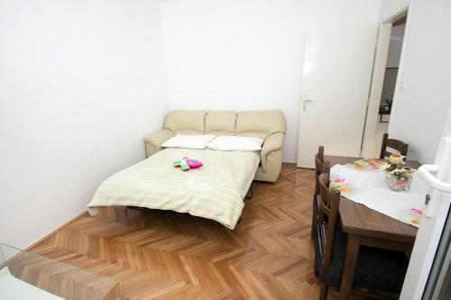 Apartments By The Sea Omis - 8334