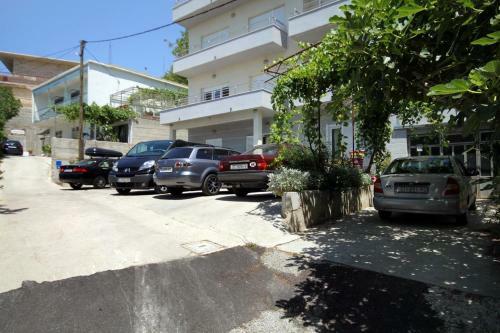 Apartments By The Sea Omis - 8334