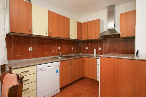 Apartments With A Parking Space Novi Vinodolski - 5514