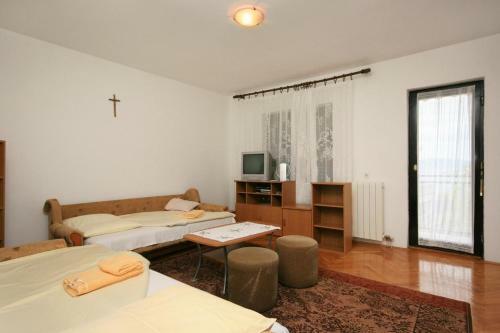 Apartments With A Parking Space Novi Vinodolski - 5514