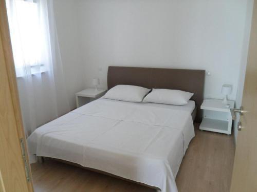 Apartments With A Parking Space Novi Vinodolski - 12498