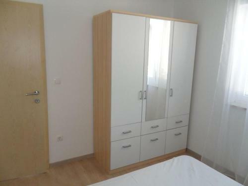 Apartments With A Parking Space Novi Vinodolski - 12498