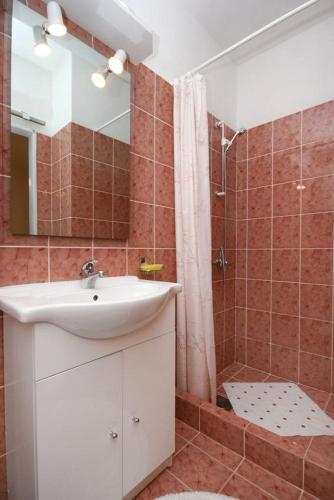 Apartments With A Parking Space Novi Vinodolski - 5529