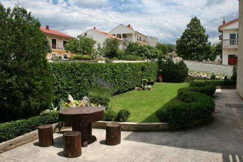 Apartments With A Parking Space Novi Vinodolski - 5529