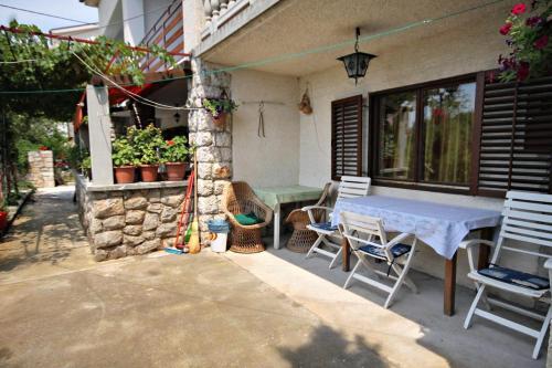 Apartments With A Parking Space Novi Vinodolski - 5582