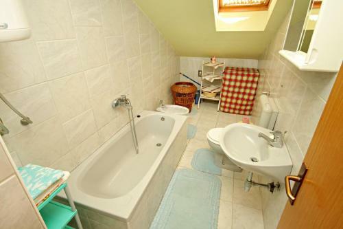 Apartments With A Parking Space Novi Vinodolski - 5582