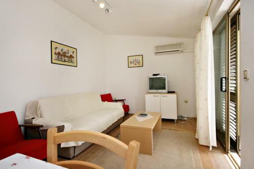 Apartments With A Parking Space Novi Vinodolski - 5482