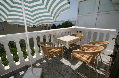 Apartments With A Parking Space Novi Vinodolski - 5482