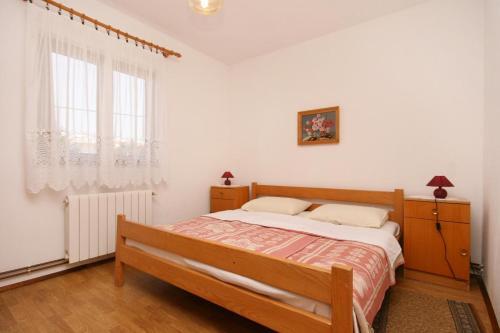 Apartments With A Parking Space Novi Vinodolski - 5482