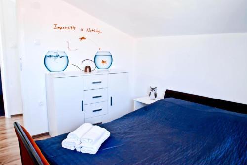 Apartments With A Parking Space Novi Vinodolski - 13098