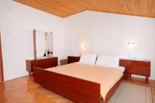 Apartments With A Parking Space Novi Vinodolski - 5587