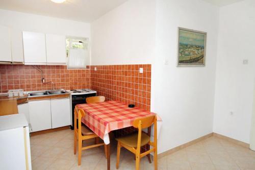 Apartments With A Parking Space Novi Vinodolski - 5587