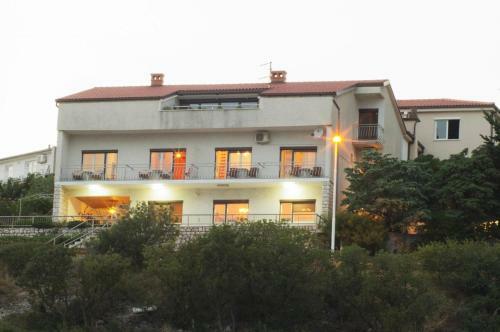 Apartments With A Parking Space Novi Vinodolski - 13159