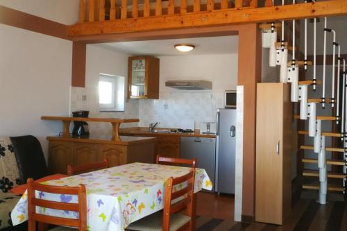 Apartments With A Parking Space Novi Vinodolski - 15823