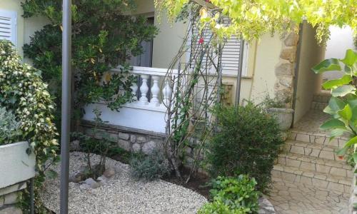 Apartments With A Parking Space Novi Vinodolski - 17108